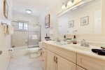 Full hallway bathroom: streamline your mornings with all essentials at your disposal